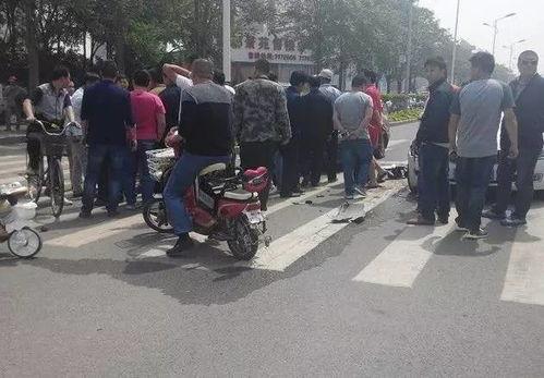 车祸停车场吃瓜,停车场成意外目击者聚集地