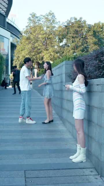 大学情侣吵架吃瓜