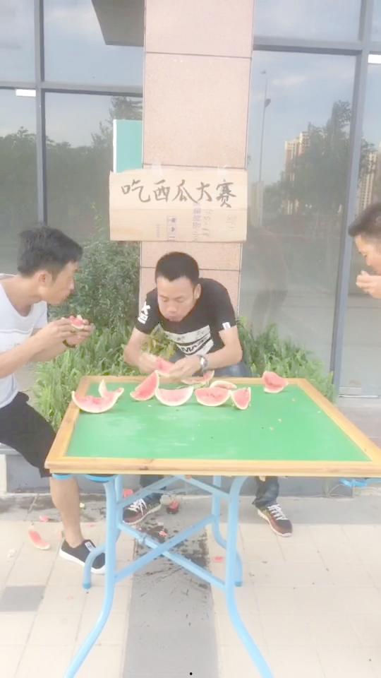 搞笑吃瓜比赛集锦,笑到肚子疼！