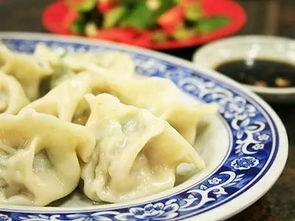 吃瓜吃饺子喝汤,吃瓜、饺子、喝汤，尽享美味与温馨