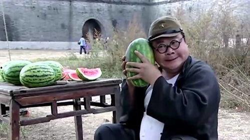 父女吃瓜搞笑瞬间,笑料百出，温馨满满