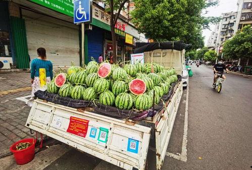 群众排队吃瓜的视频,民众热情围观，共享夏日清凉时光