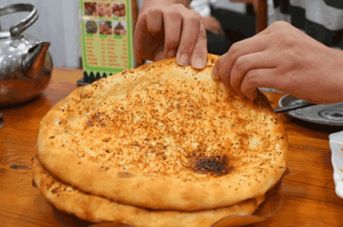 新疆人吃馕吃瓜图片,馕香瓜甜，共享民族美食盛宴