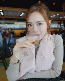 师姐在河里吃瓜,夏日清凉一幕