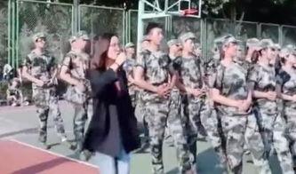 师姐在河里吃瓜,夏日清凉一幕