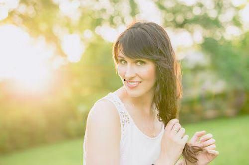 吃瓜老嫂子走路图片,揭秘吃瓜老嫂子的悠闲生活